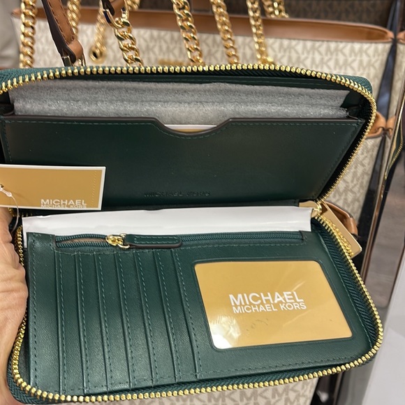 Michael Kors Large Leather Smartphone Wristlet Wallet Phoneholder
Racing Green - Picture 8 of 16